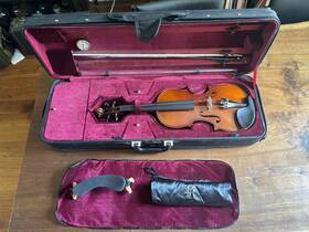 C. R. Pfretzschner B12m1a C. R. 4/4 Acoustic Violin Brown Chinrest Fine Tuner Case Bow