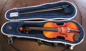 101rr-95592 Suzuki 1/8 Violin With Case Rosin And Bow Serial Number E9109 Model # 101rr