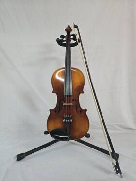 30622 Suzuki Etude Model 220 4/4 Violin With Case And Bow