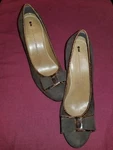 Schuler & Sons Size 8 Brown Suede Bow Heels Pumps Anthropologie Tegu Platforms. Fixed Price $35.00.